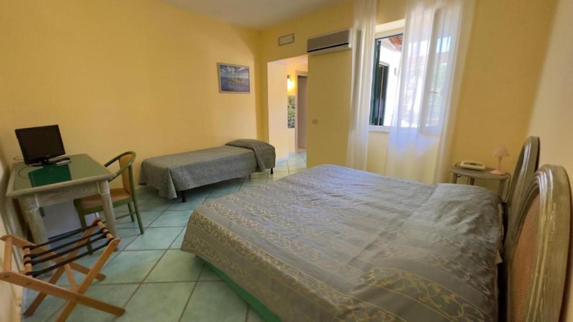 Hotel Oasi Castiglione Casamicciola Terme Oda fotoğraf
